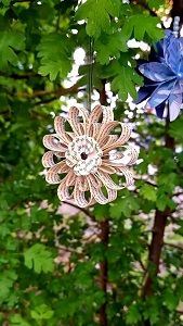 Ausgelesen & aufgebl&uuml;ht - Blume aus Buchseiten, Foto: Astrid Sieber