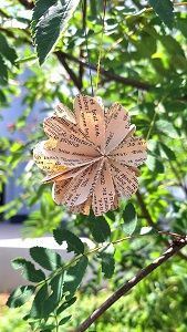Ausgelesen & aufgebl&uuml;ht - Blume aus Buchseiten, Foto: Astrid Sieber