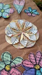 Ausgelesen & aufgebl&uuml;ht - Blume als Kartenaufleger aus Buchseiten, Foto: Astrid Sieber