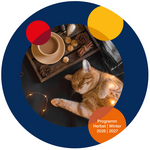 Cover Wintersemester Programm: Katze liegt entspannt neben herbstlichem Tablett