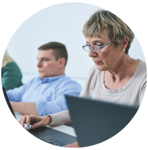 Frau am Laptop bei Firmenschulung