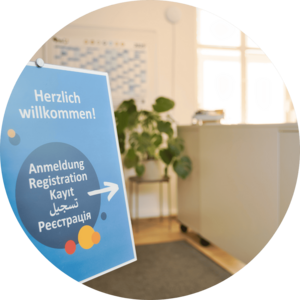Schild zur Anmeldung in verschiedenen Sprachen