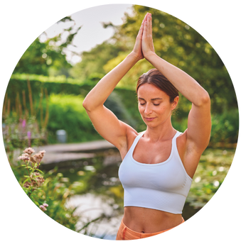 Frau beim Yoga im Park